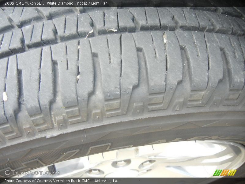 White Diamond Tricoat / Light Tan 2009 GMC Yukon SLT