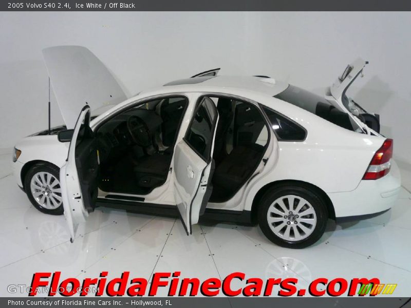 Ice White / Off Black 2005 Volvo S40 2.4i