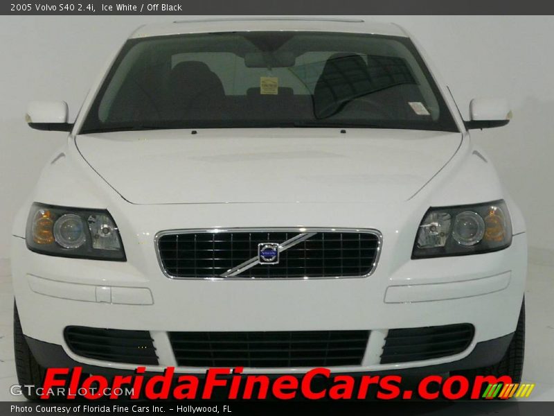 Ice White / Off Black 2005 Volvo S40 2.4i