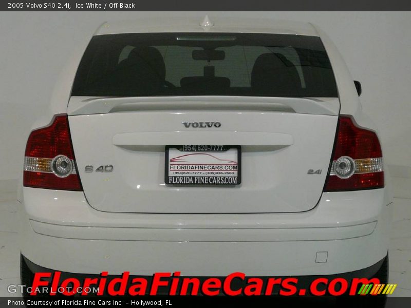Ice White / Off Black 2005 Volvo S40 2.4i