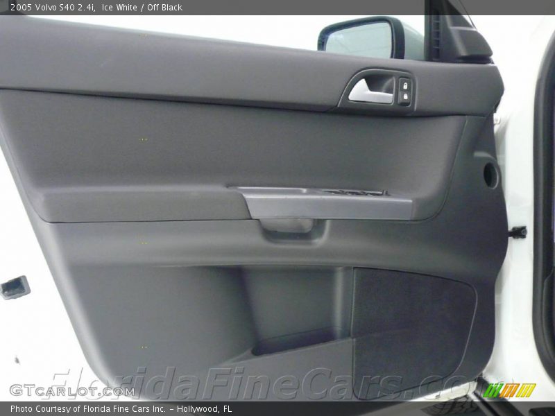 Ice White / Off Black 2005 Volvo S40 2.4i