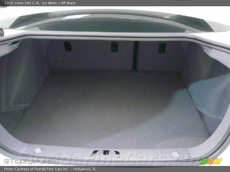 Ice White / Off Black 2005 Volvo S40 2.4i