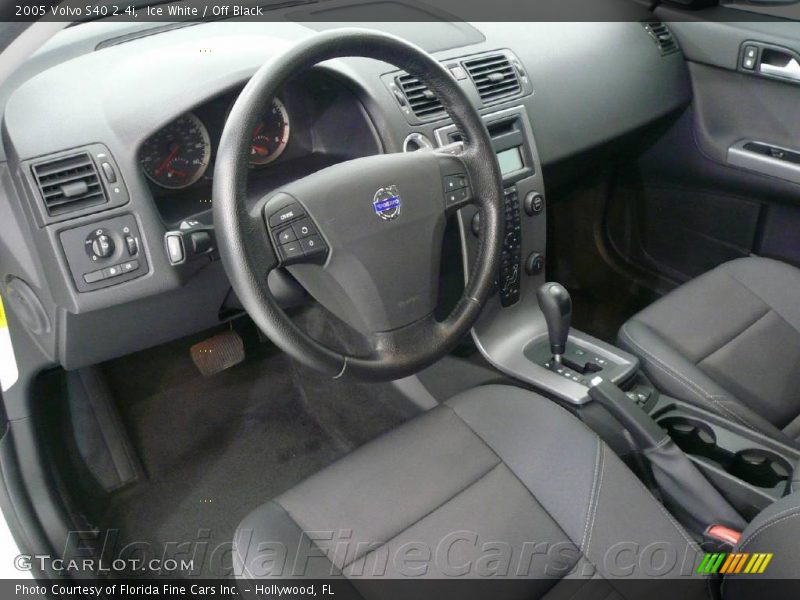 Ice White / Off Black 2005 Volvo S40 2.4i