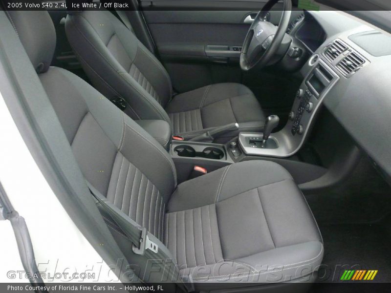 Ice White / Off Black 2005 Volvo S40 2.4i