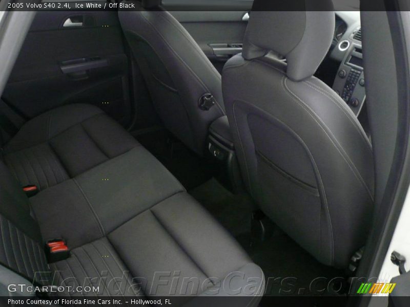 Ice White / Off Black 2005 Volvo S40 2.4i