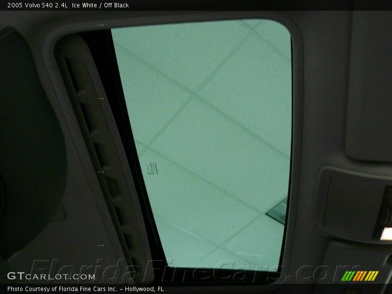 Ice White / Off Black 2005 Volvo S40 2.4i