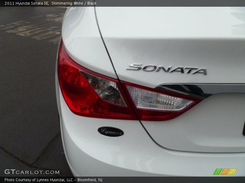 Shimmering White / Black 2011 Hyundai Sonata SE