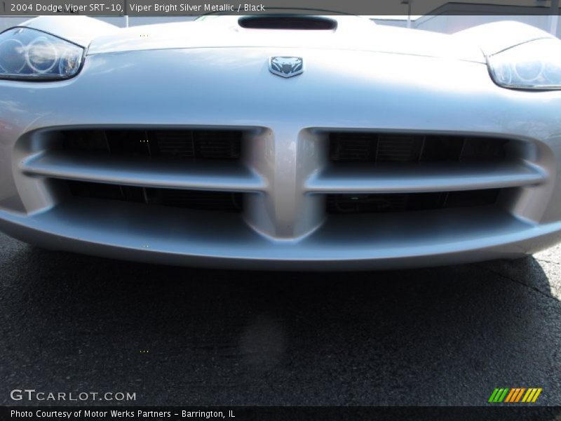 Viper Bright Silver Metallic / Black 2004 Dodge Viper SRT-10