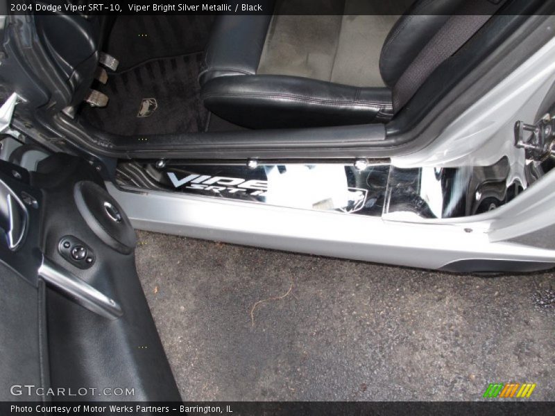 Viper Bright Silver Metallic / Black 2004 Dodge Viper SRT-10