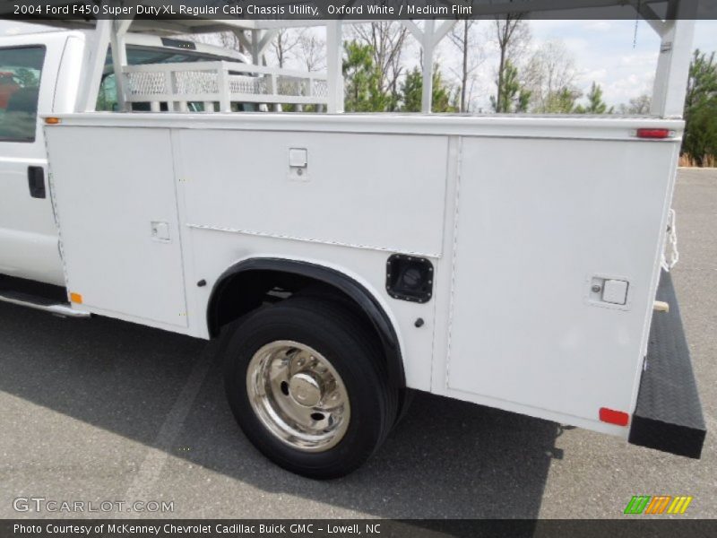 Oxford White / Medium Flint 2004 Ford F450 Super Duty XL Regular Cab Chassis Utility