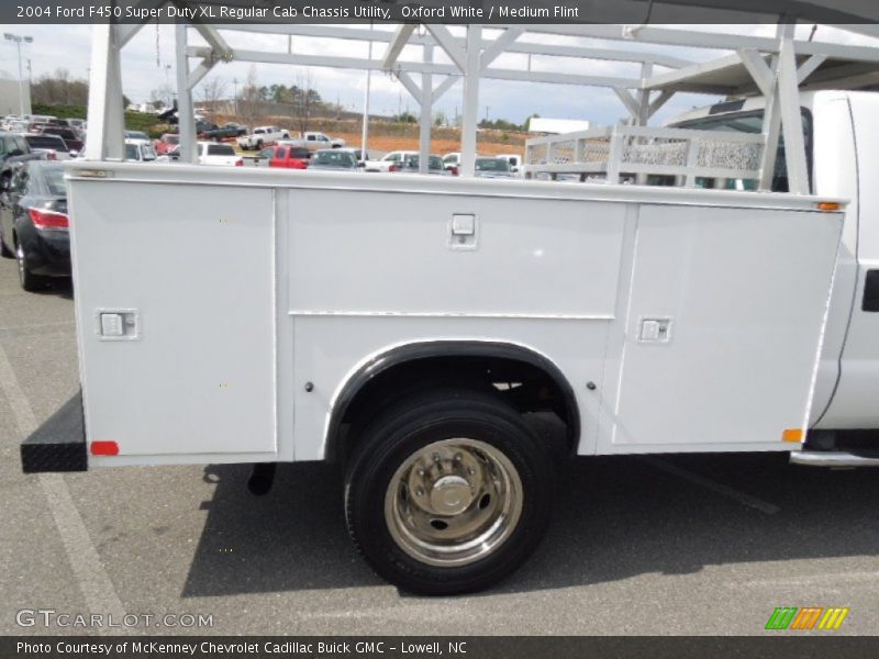 Oxford White / Medium Flint 2004 Ford F450 Super Duty XL Regular Cab Chassis Utility