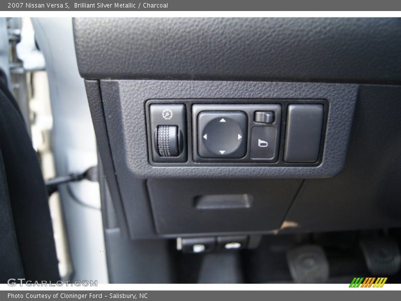 Brilliant Silver Metallic / Charcoal 2007 Nissan Versa S