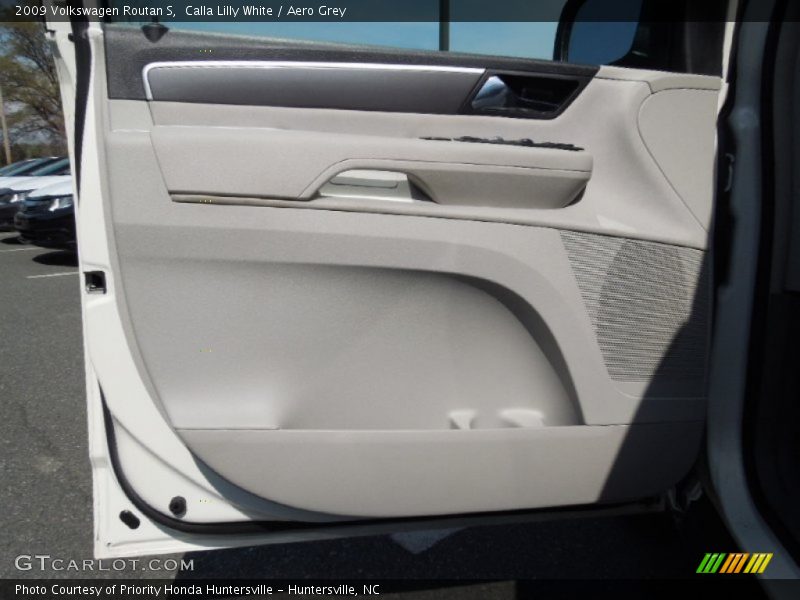 Calla Lilly White / Aero Grey 2009 Volkswagen Routan S