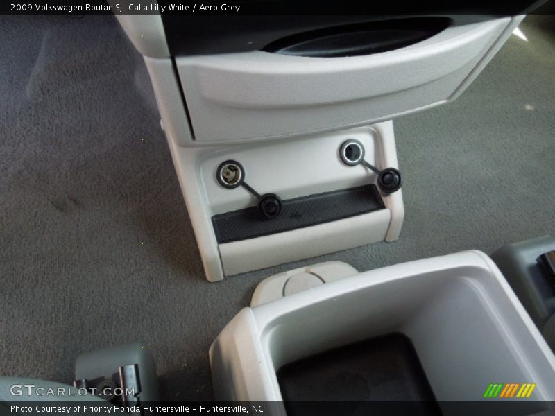 Calla Lilly White / Aero Grey 2009 Volkswagen Routan S