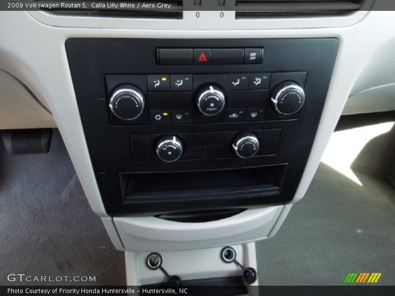 Calla Lilly White / Aero Grey 2009 Volkswagen Routan S
