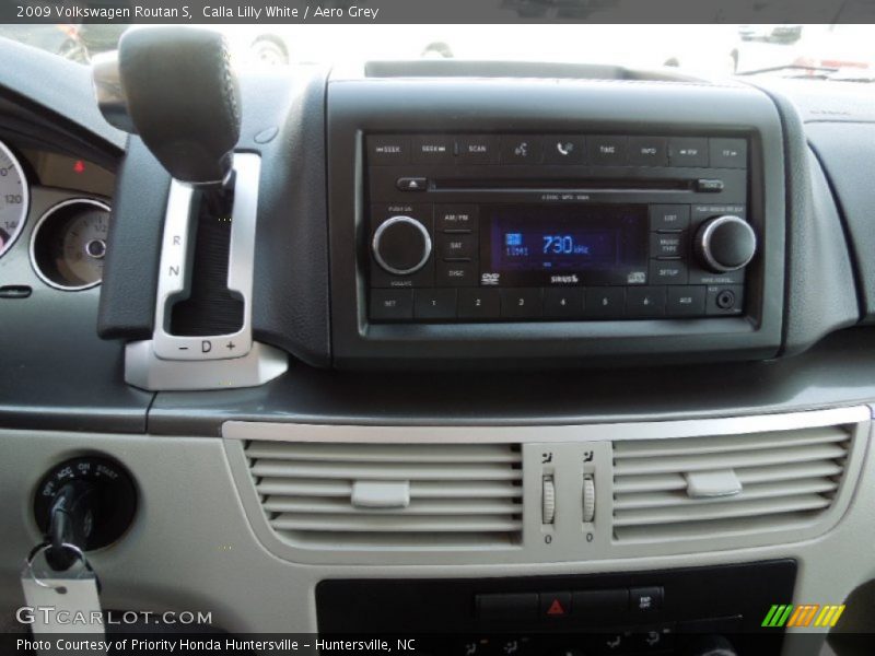 Calla Lilly White / Aero Grey 2009 Volkswagen Routan S