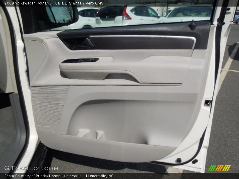 Calla Lilly White / Aero Grey 2009 Volkswagen Routan S