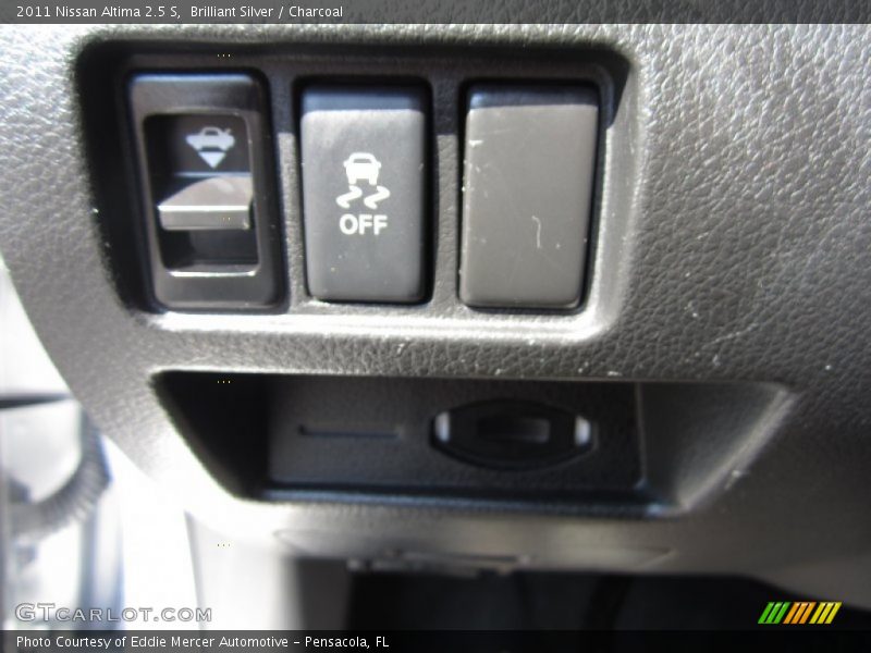 Brilliant Silver / Charcoal 2011 Nissan Altima 2.5 S