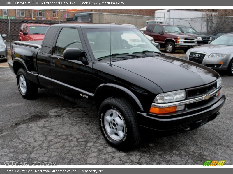 Front 3/4 View of 2003 S10 LS Extended Cab 4x4