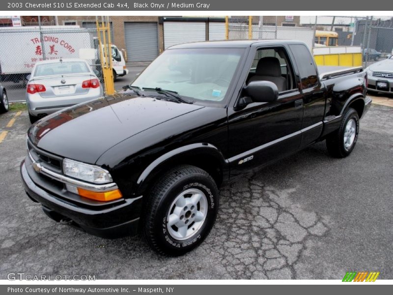 Front 3/4 View of 2003 S10 LS Extended Cab 4x4
