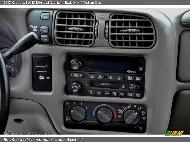 Black Onyx / Medium Gray 2003 Chevrolet S10 LS Extended Cab 4x4