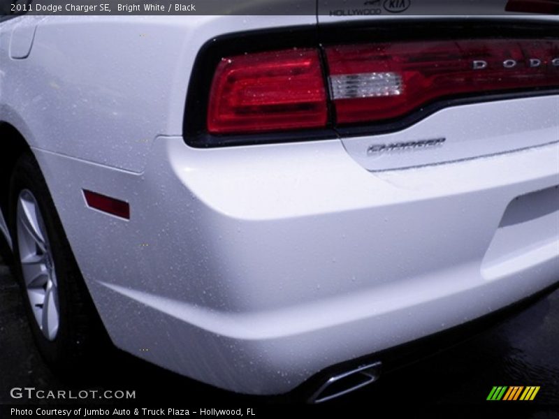 Bright White / Black 2011 Dodge Charger SE