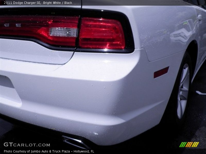 Bright White / Black 2011 Dodge Charger SE