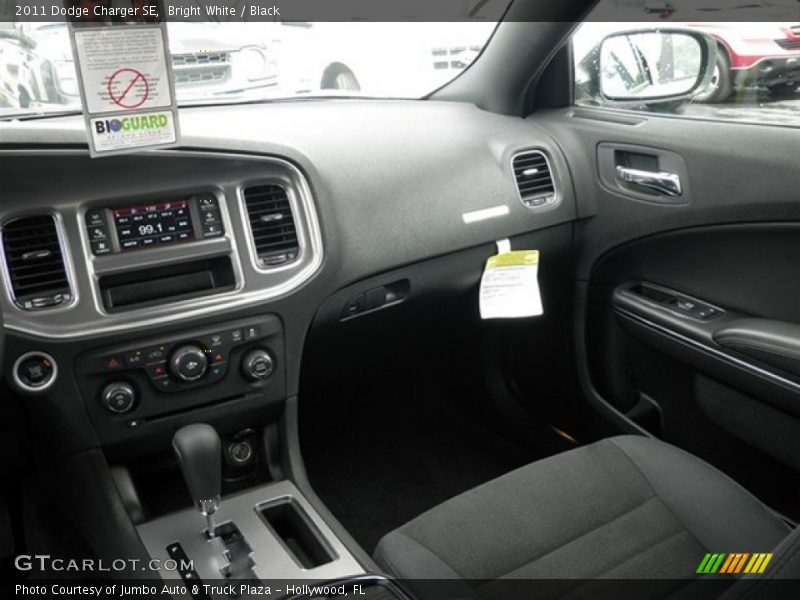 Bright White / Black 2011 Dodge Charger SE