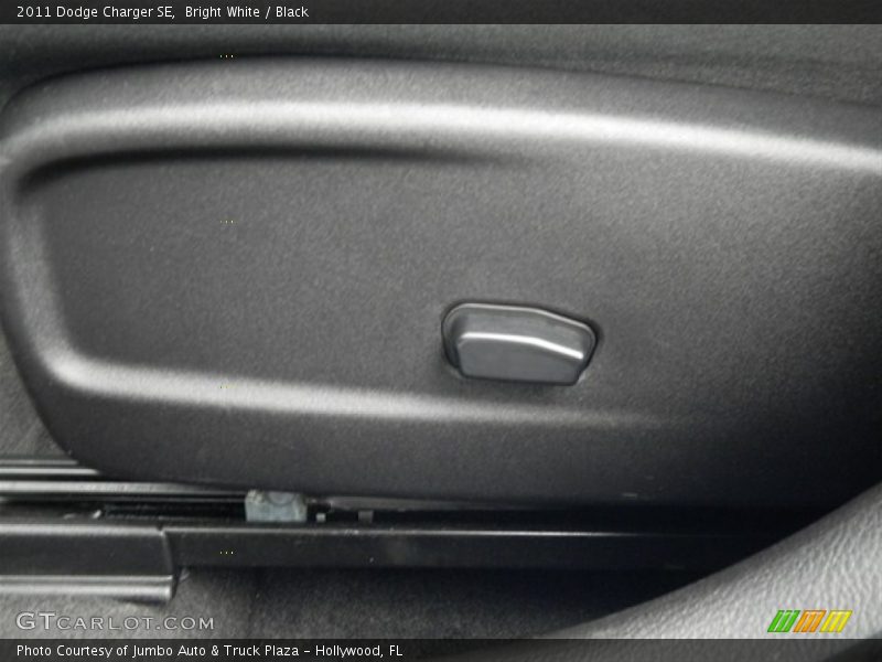 Bright White / Black 2011 Dodge Charger SE