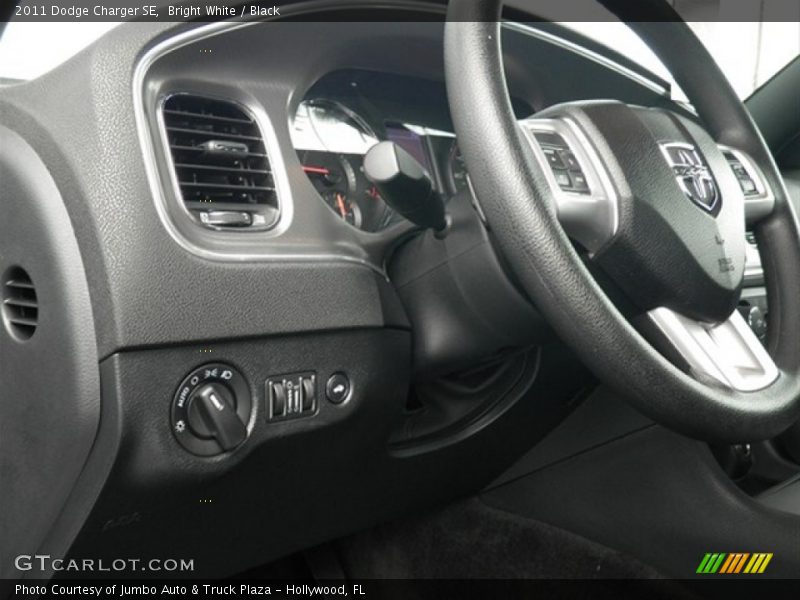 Bright White / Black 2011 Dodge Charger SE