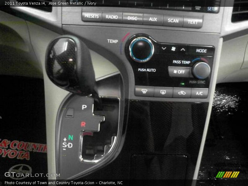 Aloe Green Metallic / Ivory 2011 Toyota Venza I4