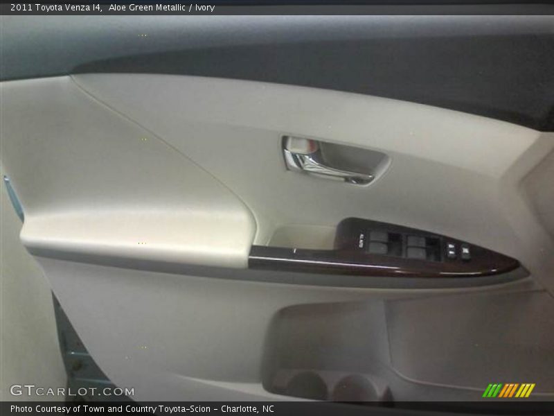 Aloe Green Metallic / Ivory 2011 Toyota Venza I4