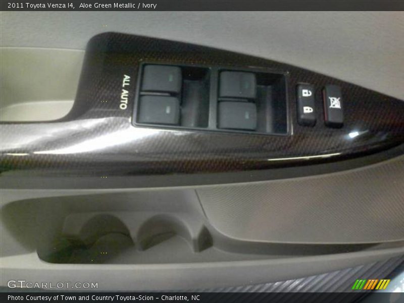 Aloe Green Metallic / Ivory 2011 Toyota Venza I4