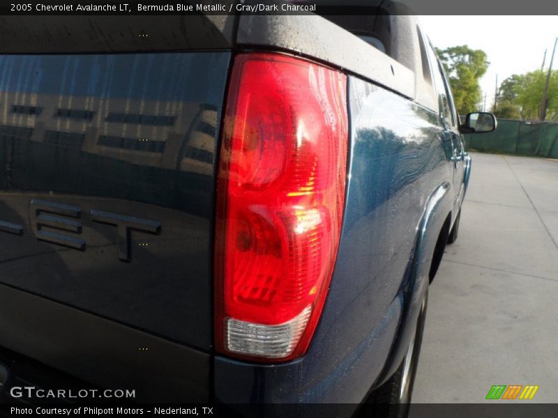 Bermuda Blue Metallic / Gray/Dark Charcoal 2005 Chevrolet Avalanche LT