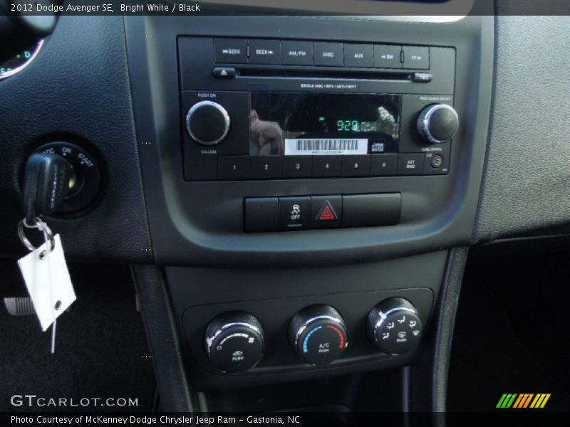 Bright White / Black 2012 Dodge Avenger SE