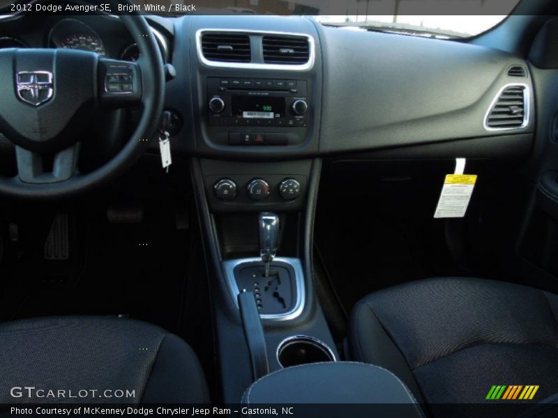 Bright White / Black 2012 Dodge Avenger SE