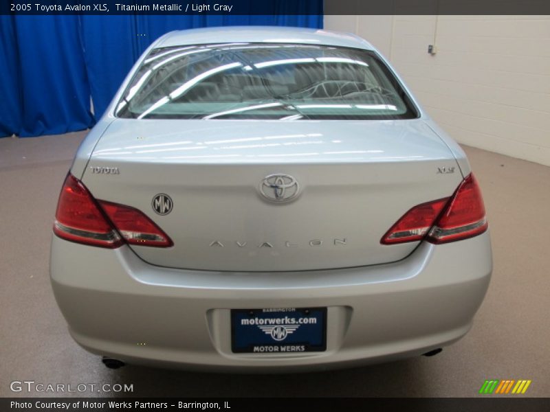 Titanium Metallic / Light Gray 2005 Toyota Avalon XLS