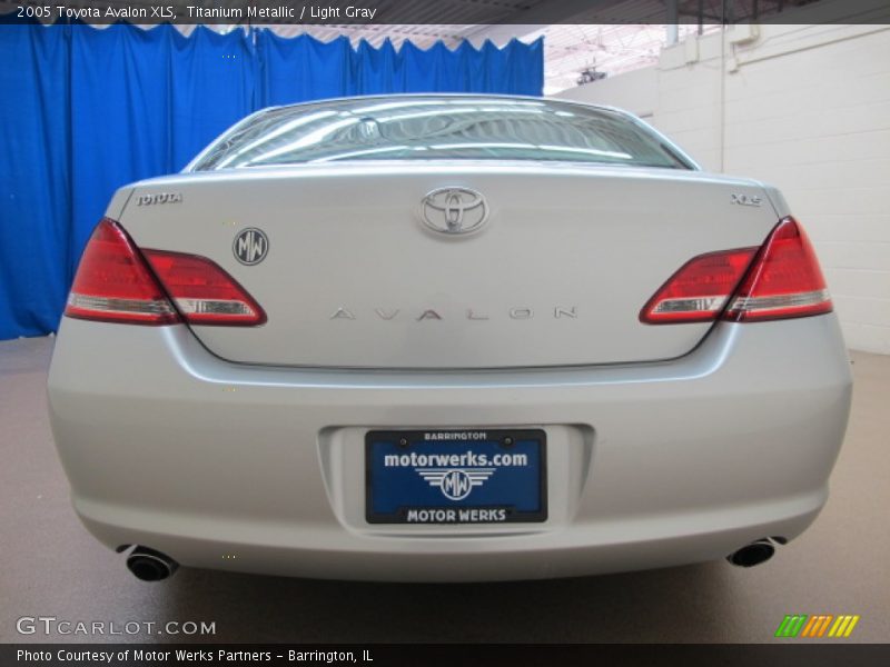 Titanium Metallic / Light Gray 2005 Toyota Avalon XLS