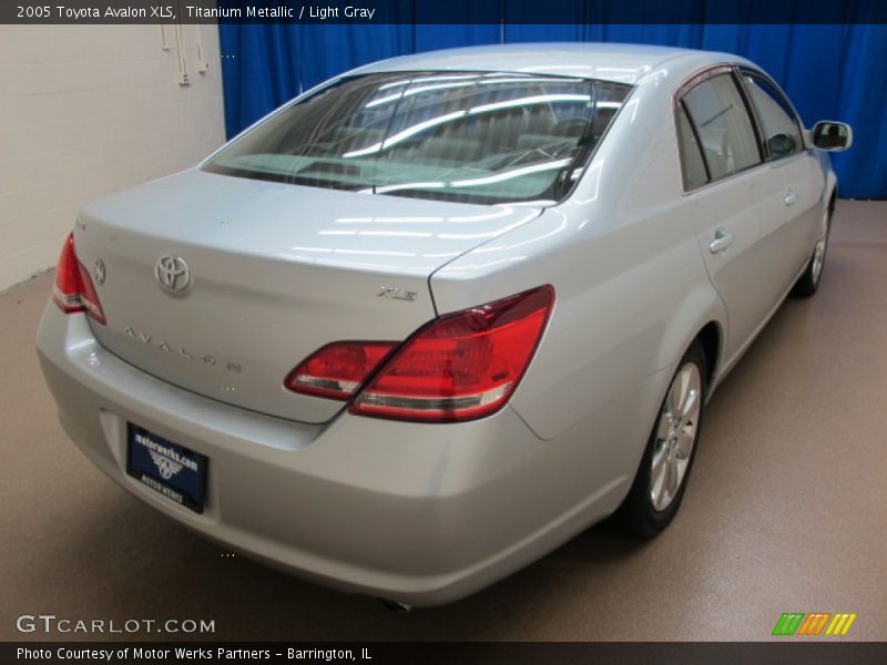 Titanium Metallic / Light Gray 2005 Toyota Avalon XLS