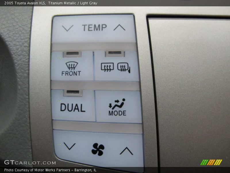 Titanium Metallic / Light Gray 2005 Toyota Avalon XLS