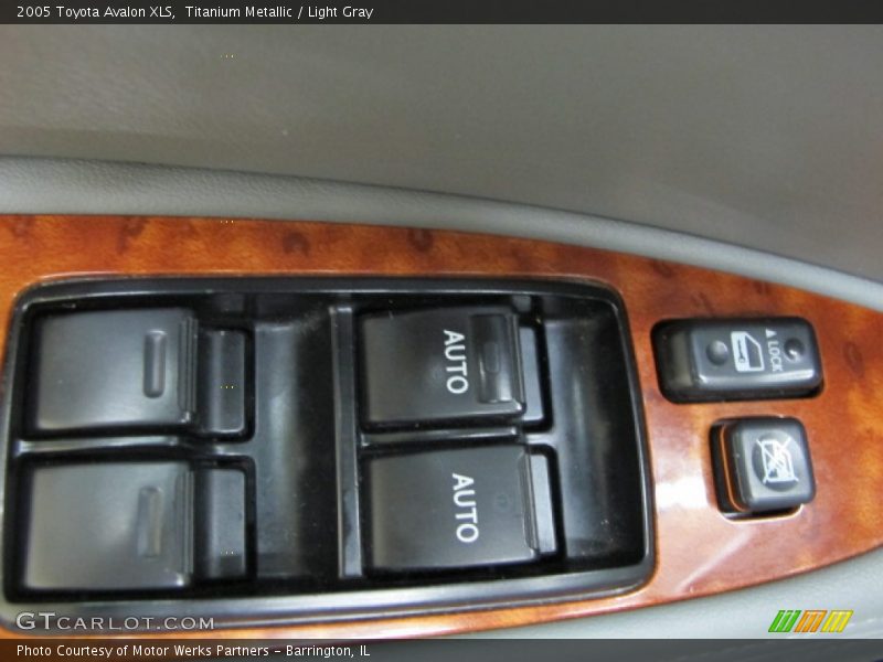 Titanium Metallic / Light Gray 2005 Toyota Avalon XLS