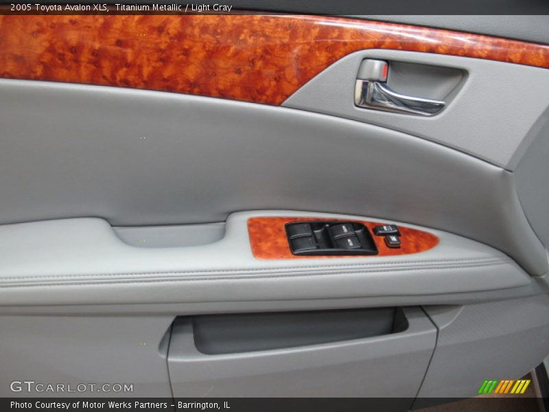 Titanium Metallic / Light Gray 2005 Toyota Avalon XLS