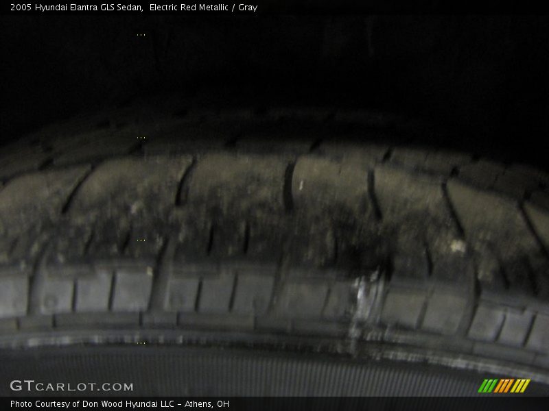 Electric Red Metallic / Gray 2005 Hyundai Elantra GLS Sedan