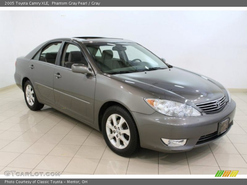 Front 3/4 View of 2005 Camry XLE