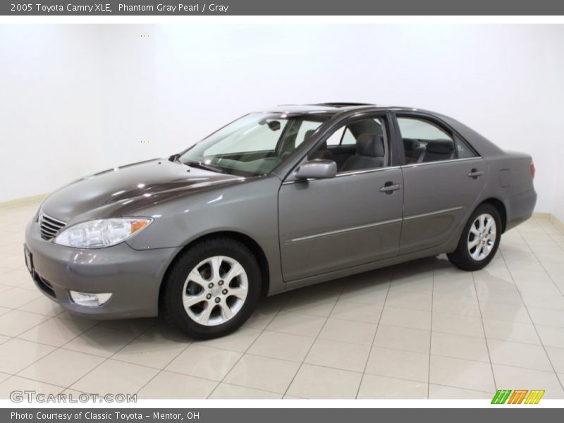 Front 3/4 View of 2005 Camry XLE