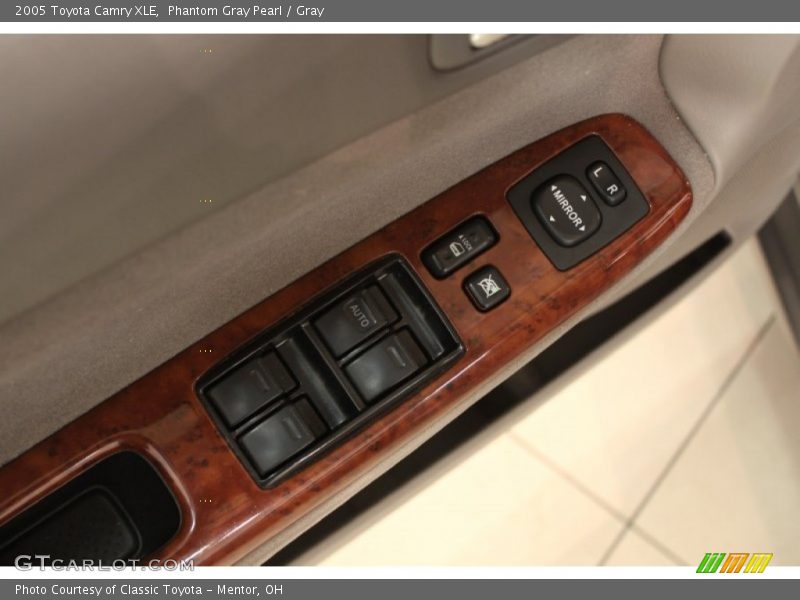 Controls of 2005 Camry XLE
