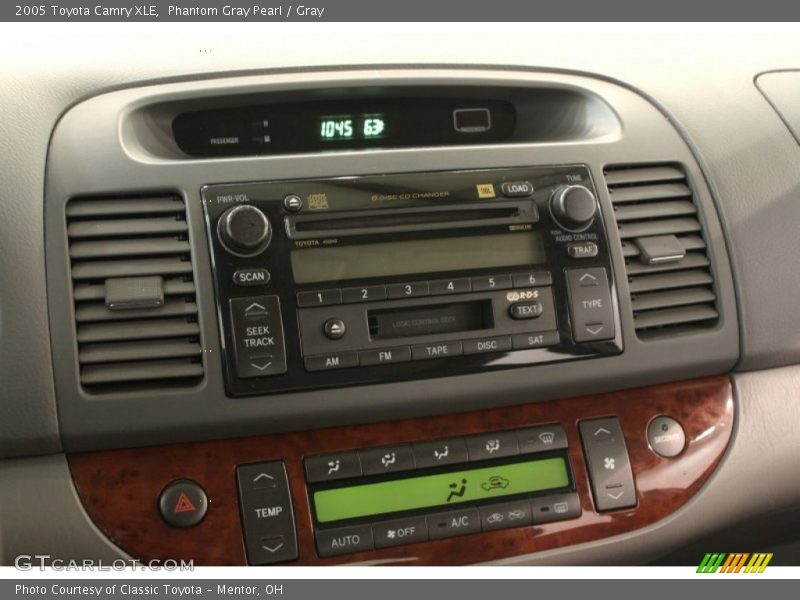 Controls of 2005 Camry XLE