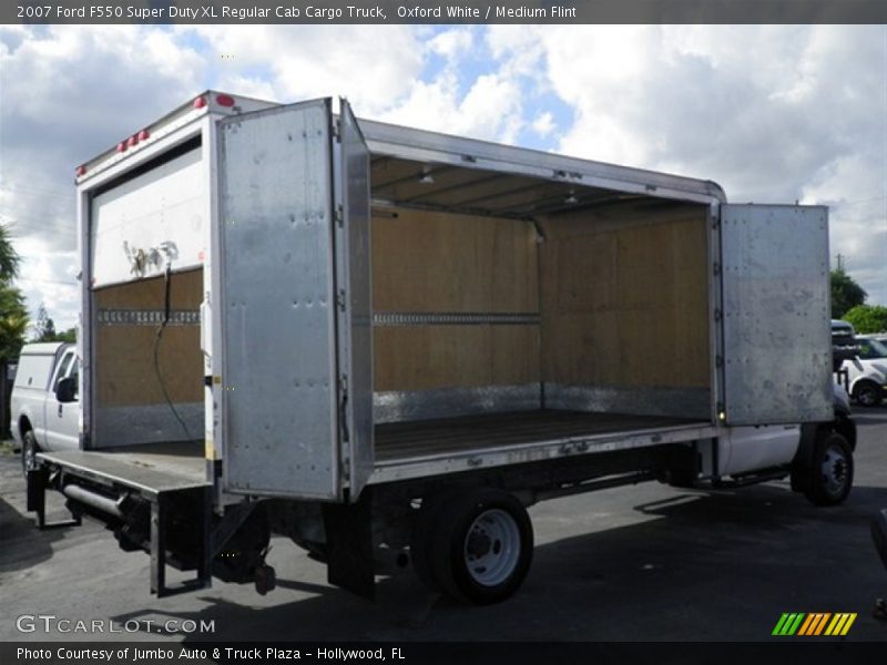  2007 F550 Super Duty XL Regular Cab Cargo Truck Oxford White
