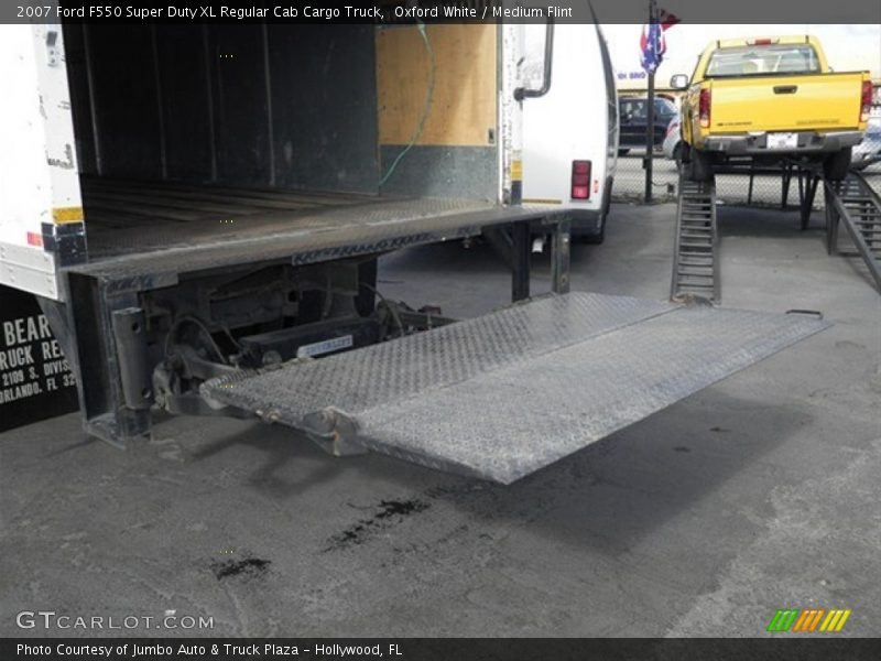 Oxford White / Medium Flint 2007 Ford F550 Super Duty XL Regular Cab Cargo Truck