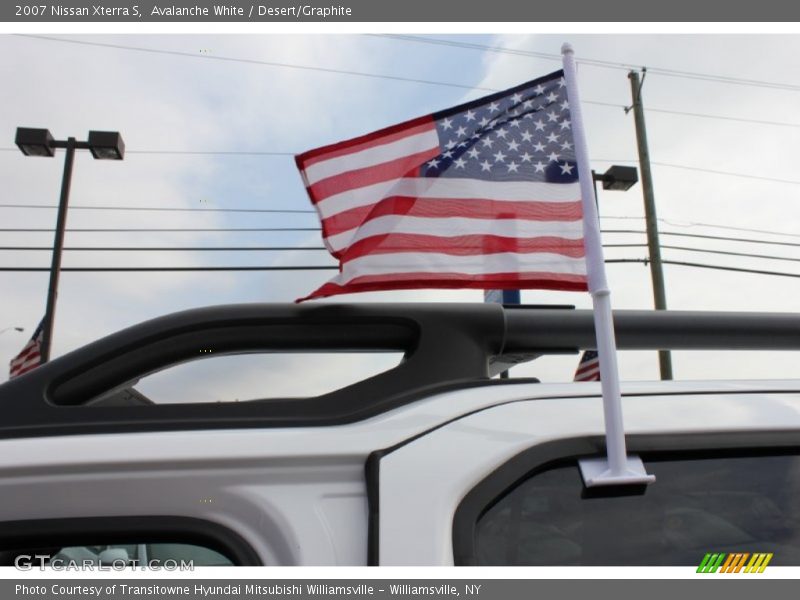 Avalanche White / Desert/Graphite 2007 Nissan Xterra S